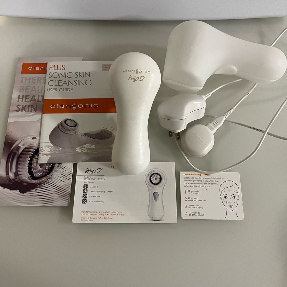 Clarisonic MIA 2 with travel case. Fully charged. NWOT.